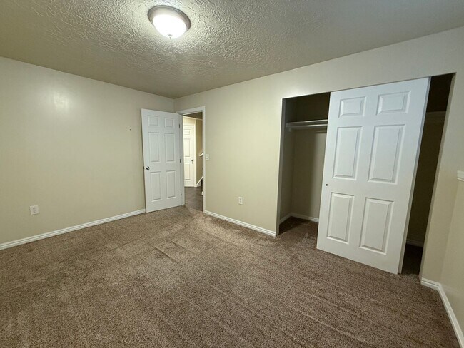 Building Photo - Spacious 5-Bedroom Home in Clinton!