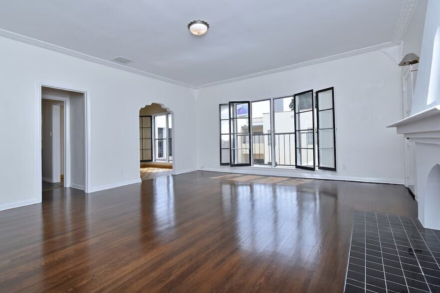 Building Photo - 724 S Genesee Ave