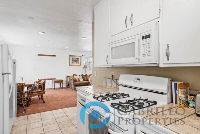 Building Photo - 3964 Manzanita Dr