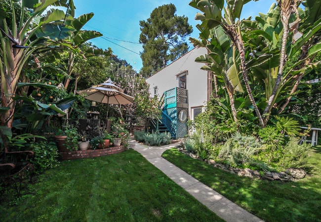 Building Photo - 1367 N Beverly Dr