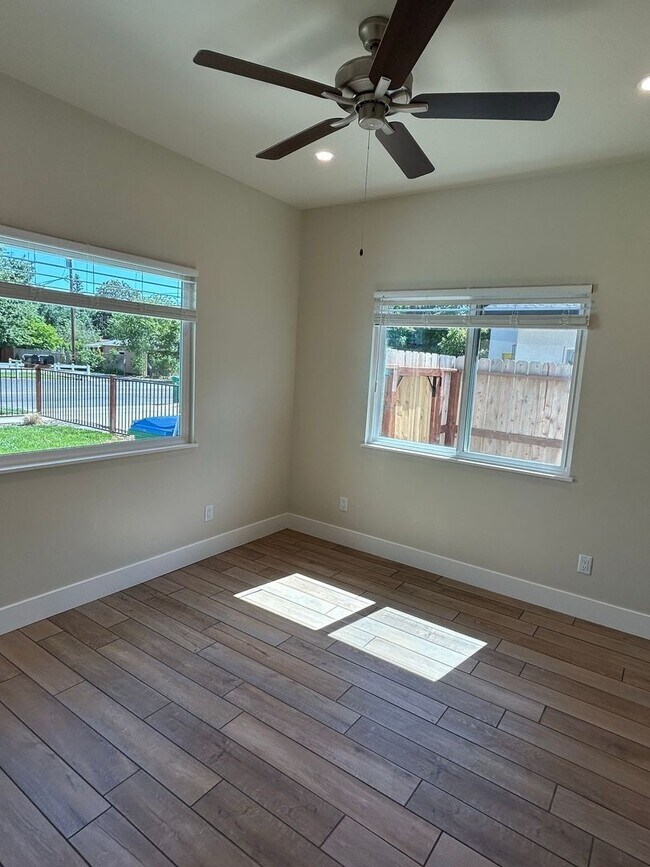 Building Photo - 372-384 E 8th Ave