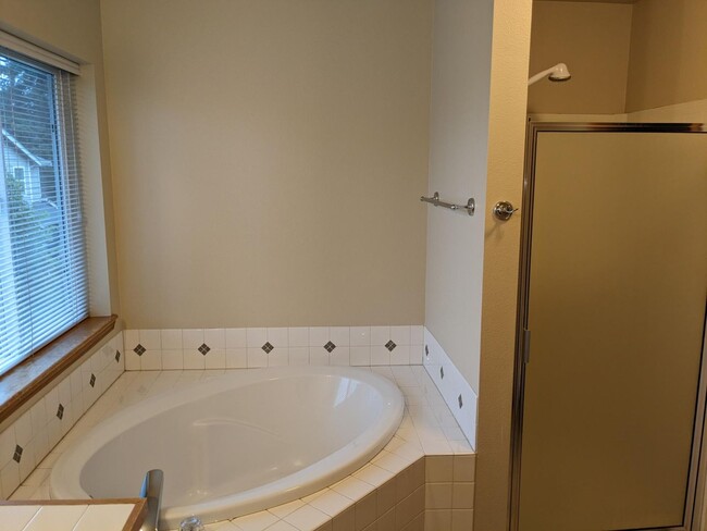 Building Photo - Beautiful 3 Bed 2.5 Bah Home in Auburn