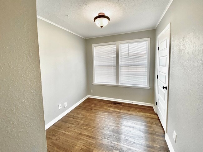 Building Photo - Charming Jenks Home with Vintage Character...
