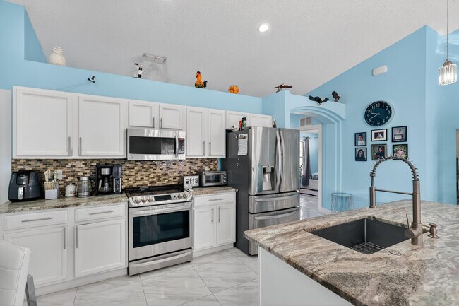 Building Photo - 1121 SW Ivanhoe St