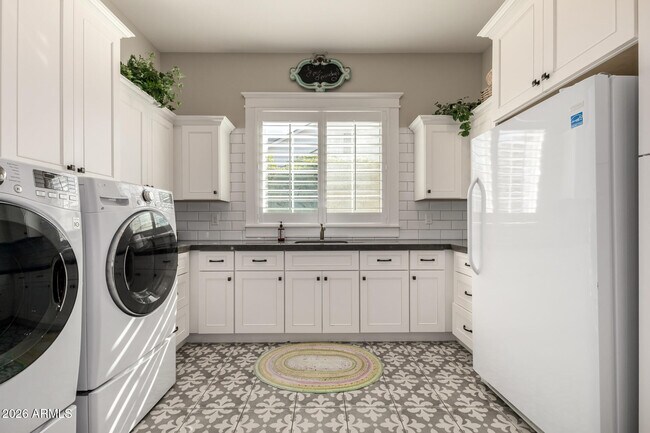 Building Photo - 2013 E Mallory St