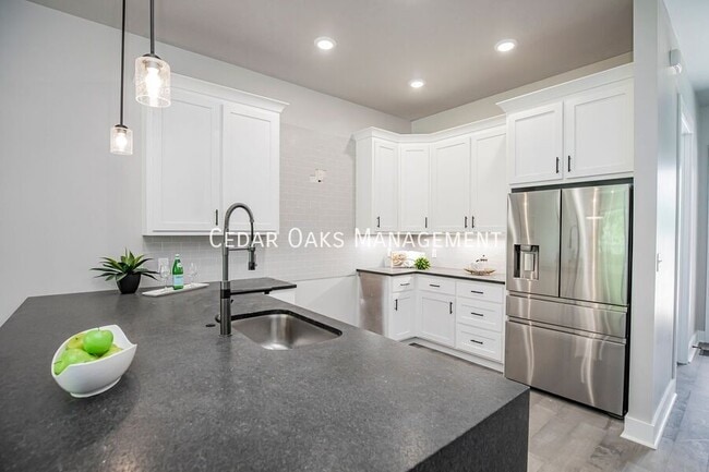 Building Photo - 122 E Mountain St