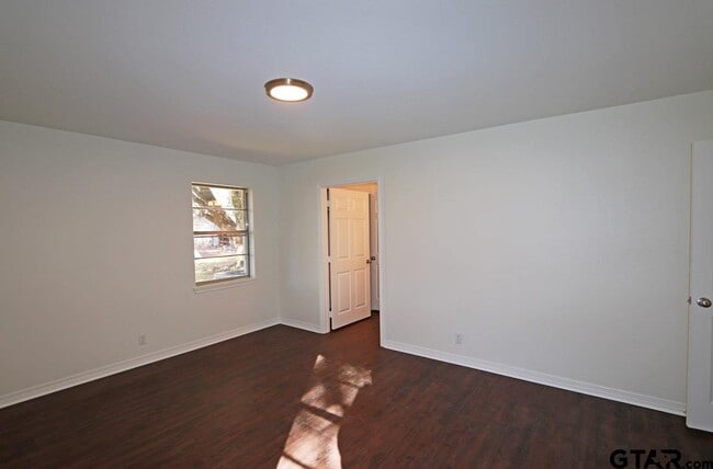 Building Photo - 806 Neches Dr