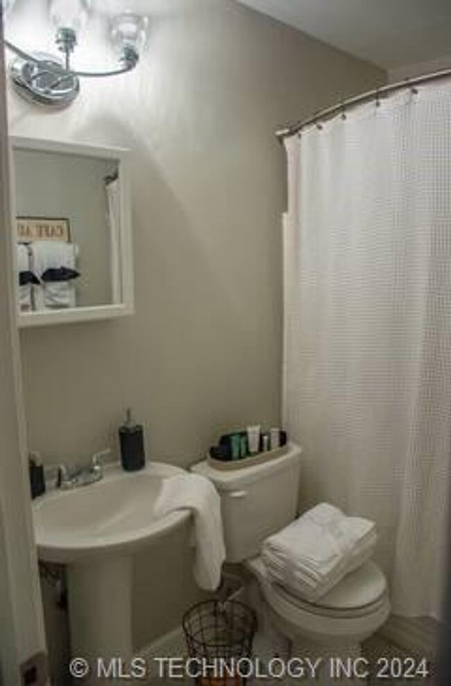 Building Photo - FURNISHED RENTAL IN MIDTOWN!!