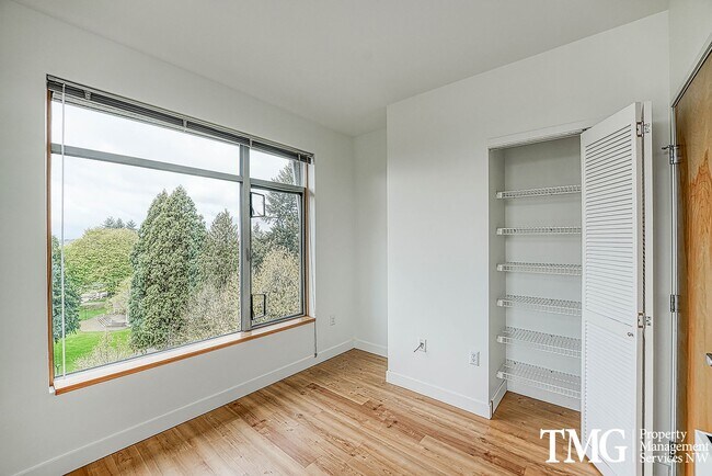 Building Photo - Top-Floor 2BD/2BA Condo w/ Stunning Park Views & Utilities Included