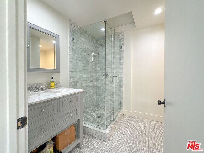 Building Photo - 345 Westbourne Dr