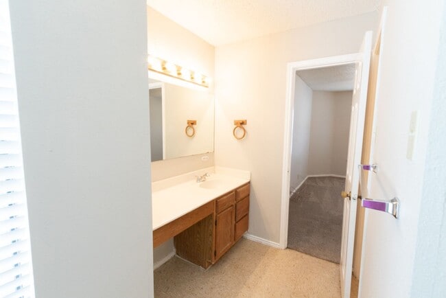 Building Photo - GREAT 2-STORY FLOOR PLAN W/COUNTRY STYLE FRONT PORCH*MASTER BEDROOM DOWN*1.5 CAR GARAGE*SPACIOUS ...