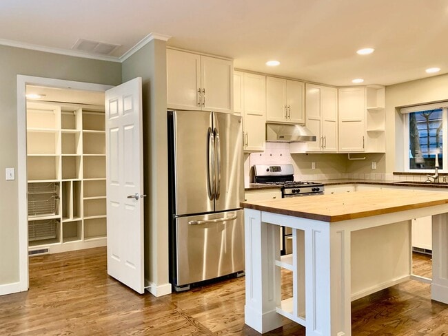 Building Photo - Madison Valley Home