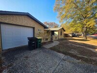 Building Photo - 5716 Woodridge Ln