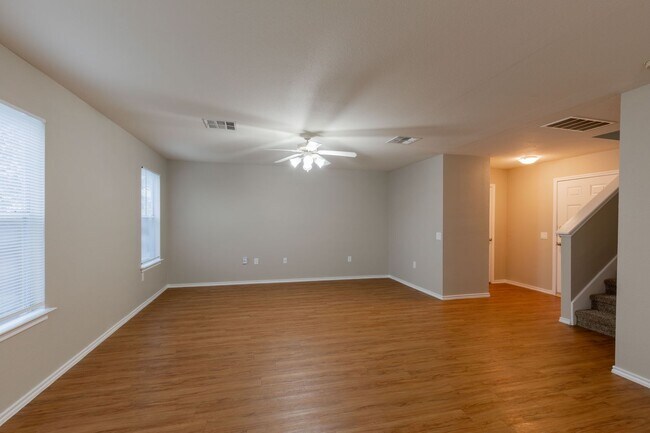Building Photo - Charming 3BR/2.5BA Home with Spacious Back...