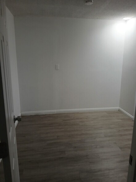 Building Photo - 9490 Elm Ave