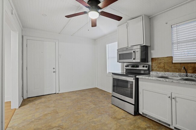 Building Photo - Welcome to your newly updated 2 bedroom, 1 bath home!