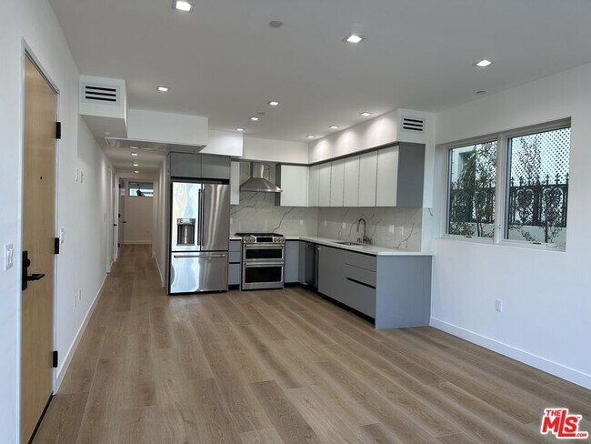 Building Photo - 9842 Vidor Dr