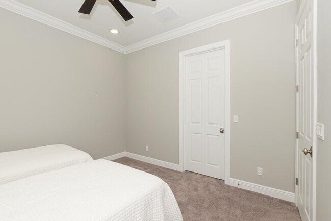 Building Photo - 9051 SW Pepoli Way
