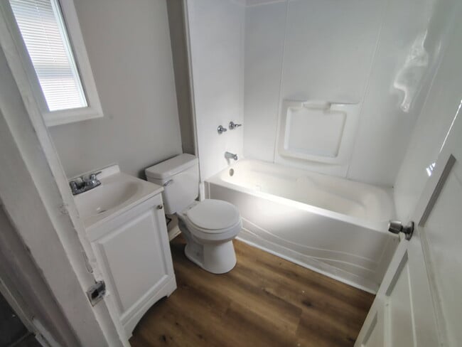 Building Photo - 515 Crawford St