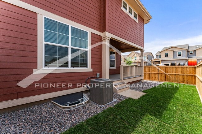 Building Photo - Charming Townhouse with Washer/Dryer and Garage