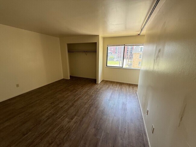 Building Photo - 3-bedroom, 1.5-bathroom townhome close to ...