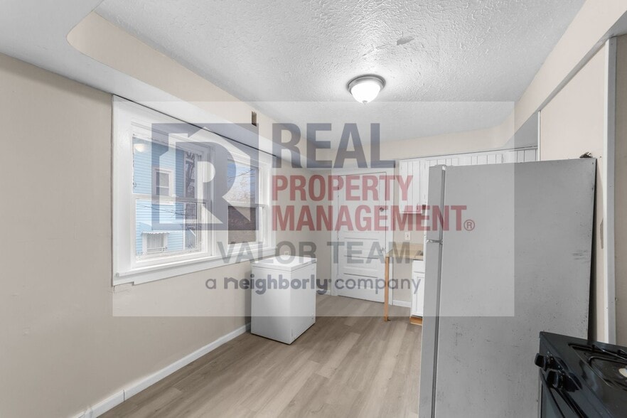 Building Photo - House Comfortable