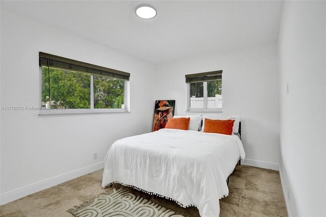 Building Photo - 820 NE 8th St