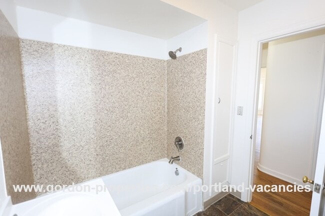 Building Photo - SE 57th Ave - 5 bedroom home with fireplac...