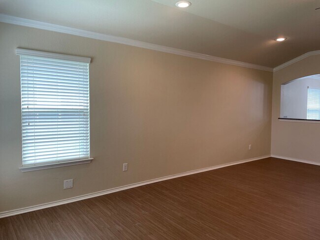 Building Photo - Application Received! 3 bed, 2 bath with B...