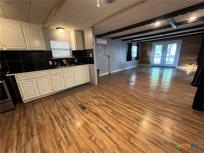 Building Photo - 144 Deer Ln