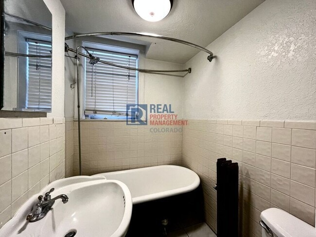 Building Photo - 215 E 11th Ave