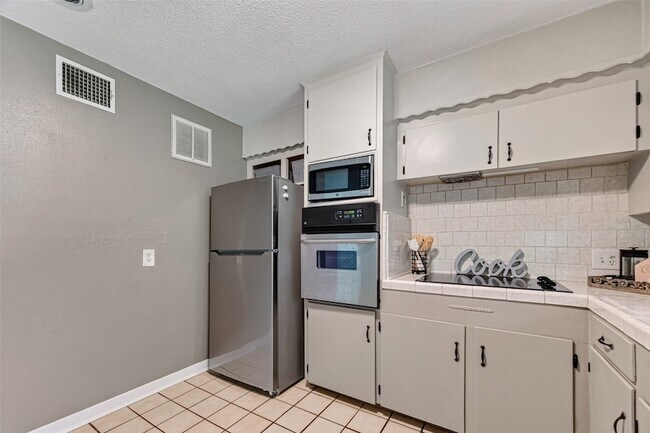 Building Photo - 5114 Beechnut St