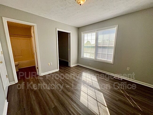 Building Photo - 2561 MacKenzie Ln