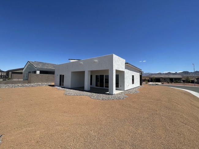 Building Photo - Beautiful Contemporary home with panoramic views! Community pool and club house use included.