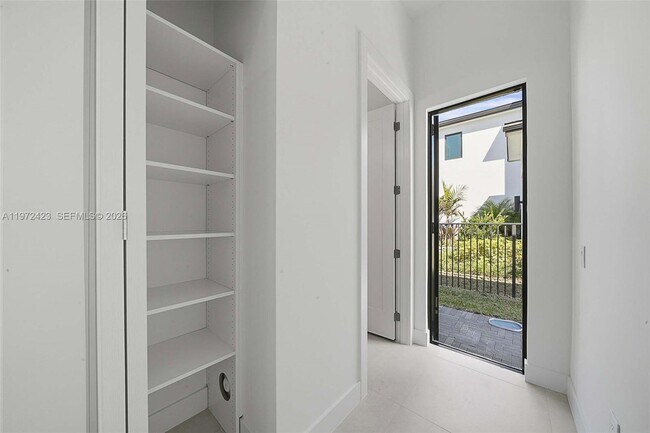 Building Photo - 5718 Ashwood Cir