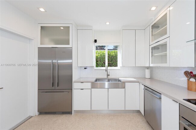 Building Photo - 829 Malaga Ave