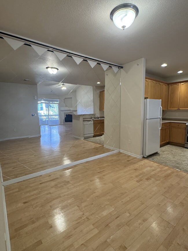 Building Photo - Bright Top Floor Condo with Vaulted Ceilin...