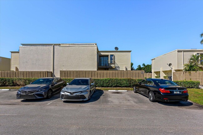 Building Photo - 1596 Shaker Cir
