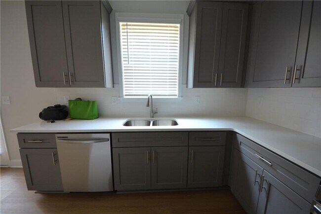Building Photo - 547 Hellen Vly Dr