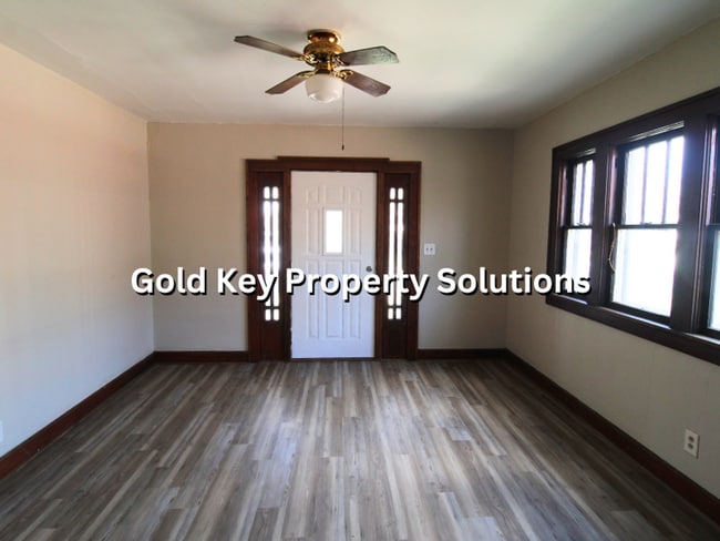 Building Photo - 2 BR 1 BA House with New Flooring and Paint (SECTION 8 APPROVED)