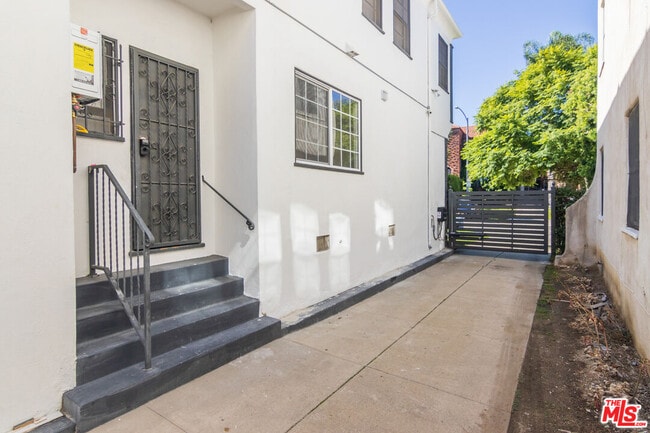 Building Photo - 1114 S Orange Dr