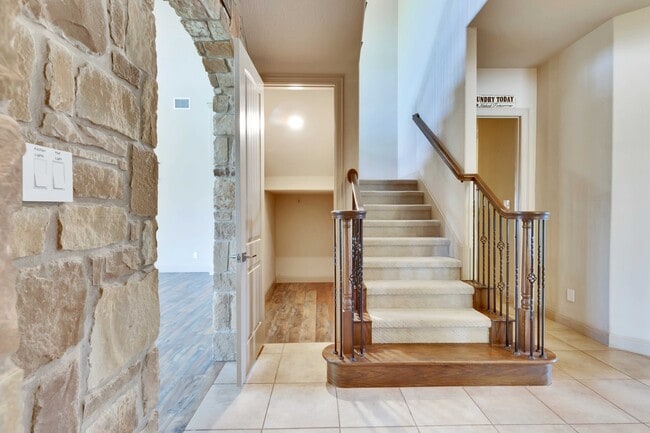 Building Photo - 2500 Speidel Dr