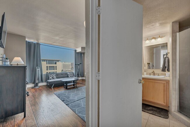 Building Photo - Fully Furnished Downtown Condo