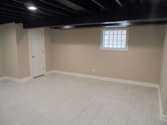 Building Photo - 7609 W 63rd Pl