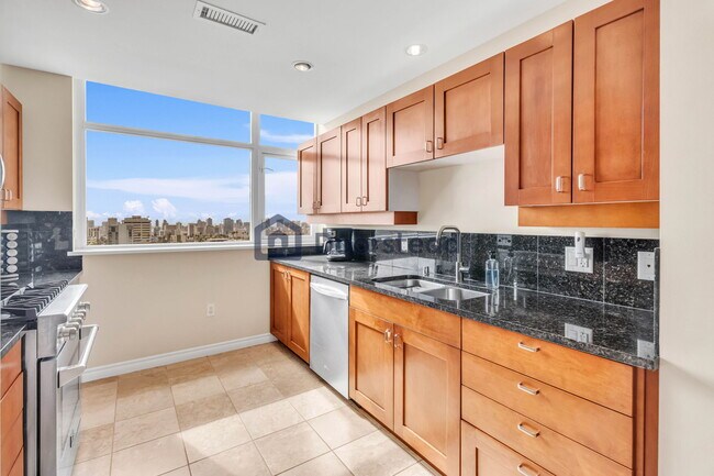 Building Photo - 475 Redwood St