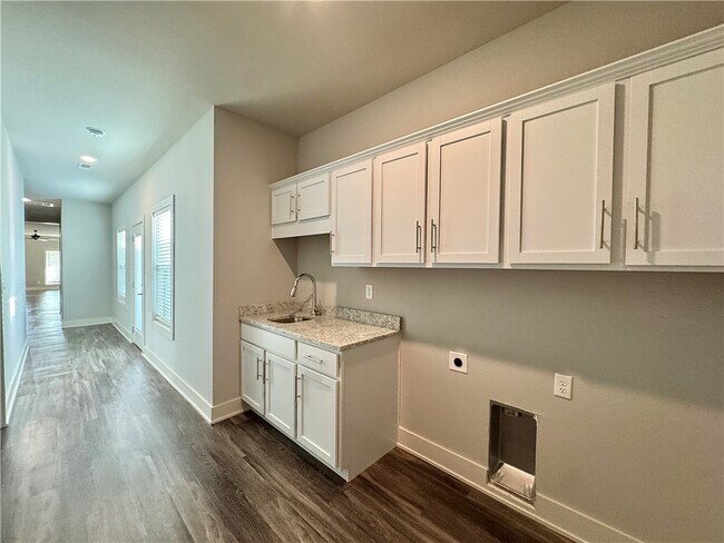 Building Photo - 925 NE Hts Ln