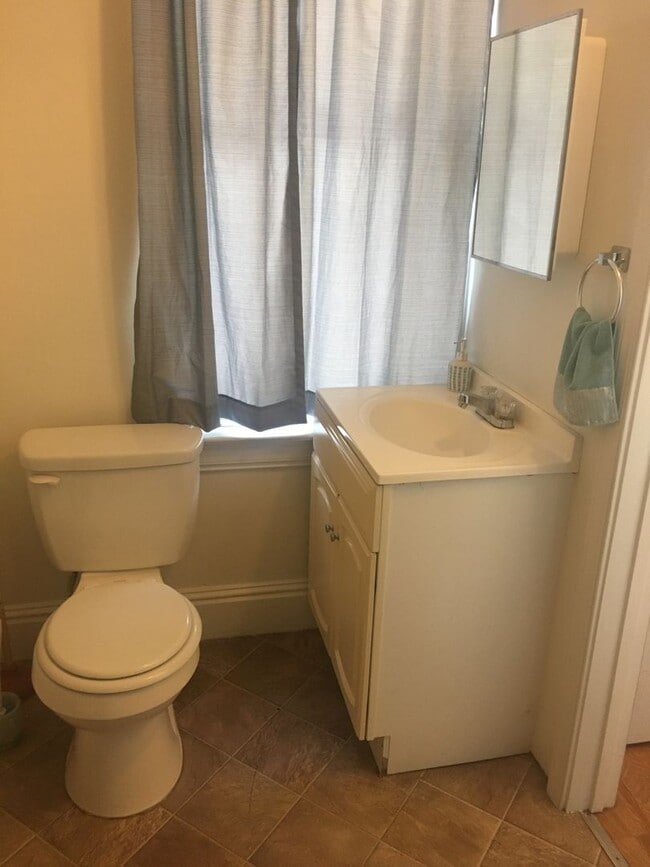 Building Photo - 1st Floor Efficiency Yotk City