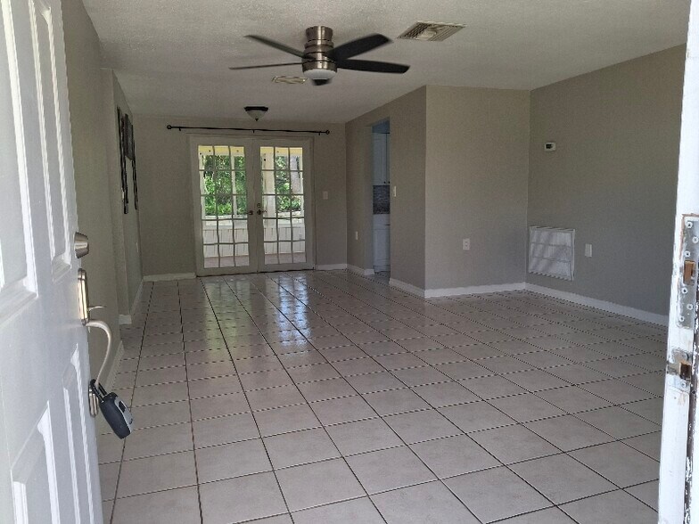 Building Photo - 1663 Plum Tree Rd