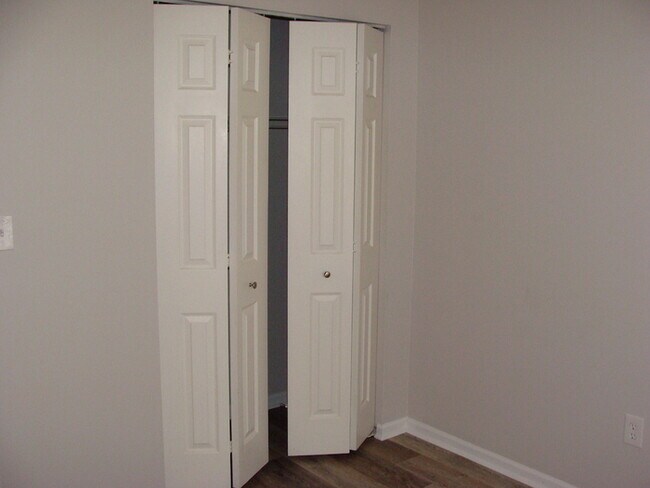Building Photo - Two Bedroom Updated Windcrest Condo