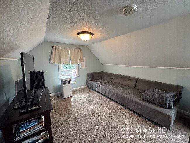Building Photo - 1227 4th St NE